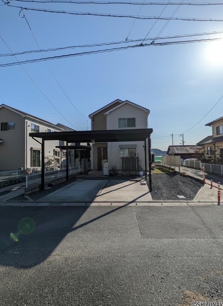 外観正面。2台分のカーポート＋1台駐車可能です！