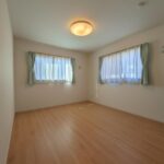 2階洋室①：7.5帖。家具を消してますが、実際はベッド2台を置いてもゆとりがあります！主寝室にいかがでしょうか？