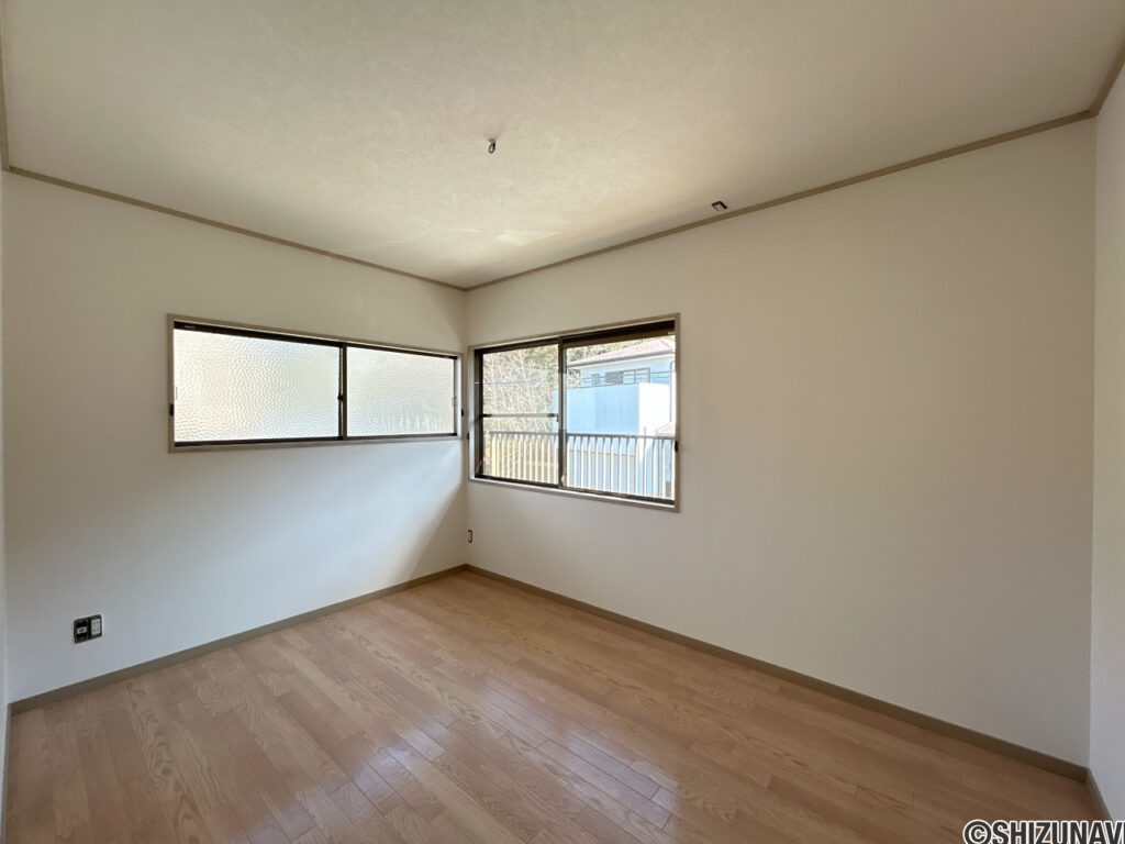 【リフォーム中／2階4帖洋室】2階4帖洋室はクロスの張り替え、照明交換を行う予定です。