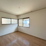 【リフォーム中／2階4帖洋室】2階4帖洋室はクロスの張り替え、照明交換を行う予定です。