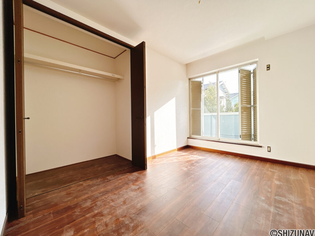 【リフォーム中/2階中央洋室】約6帖の洋室です。床はフロアタイル張り、クロス張替え、照明交換を行う予定です。