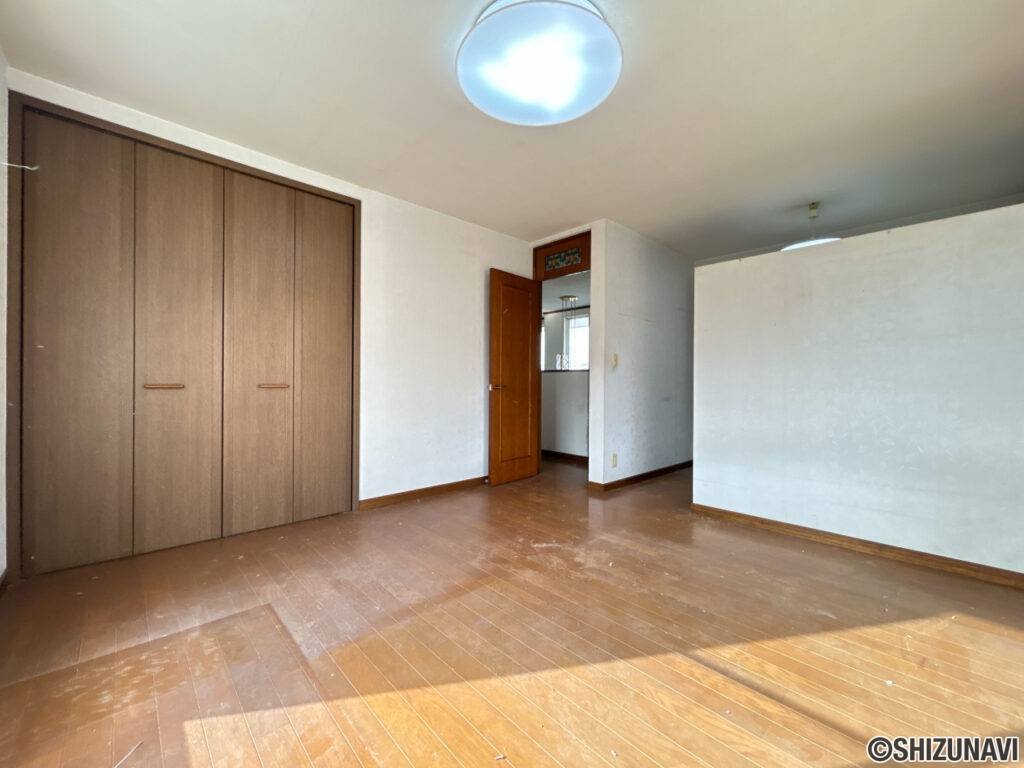 【2階中央洋室】約6帖の洋室です。