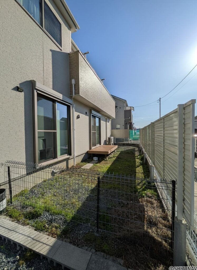 庭：ウッドデッキ付きで陽当たりも良好！