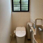 一階トイレです。こちらのトイレはタンクレスとなっており、お手洗いも別でついています。