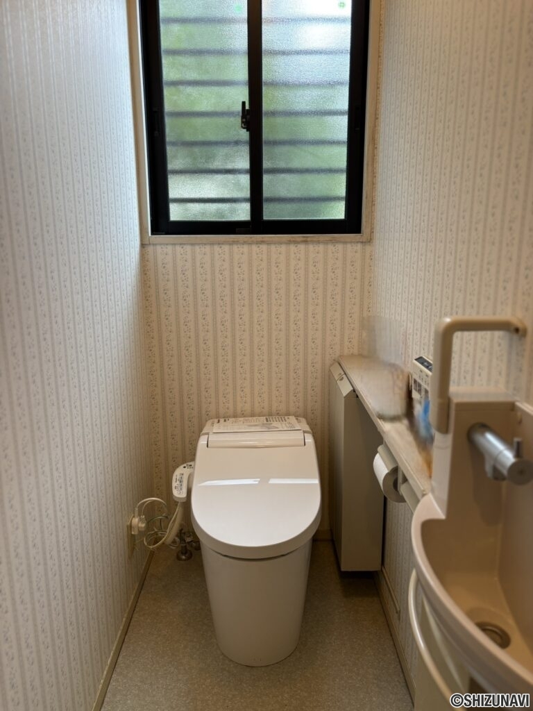 一階トイレです。こちらのトイレはタンクレスとなっており、お手洗いも別でついています。