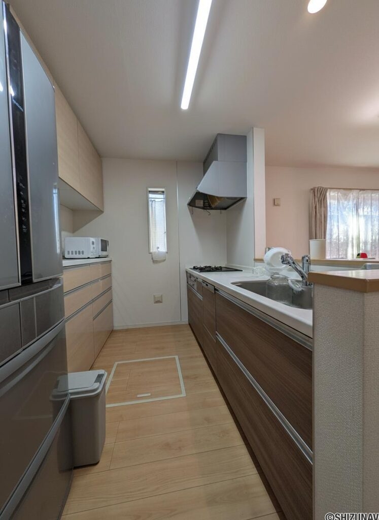 キッチン：棚と床下の収納あり。ビルドインの食洗器付きです！