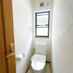 【リフォーム済み/トイレ】便器・便座は新品交換いたしました。タオルリング・ペーパーホルダーも合わせて交換いたしました。