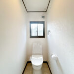 【リフォーム済み/1階トイレ】便器・便座は新品交換いたしました。タオルリング・ペーパーホルダーも合わせて交換いたしました。