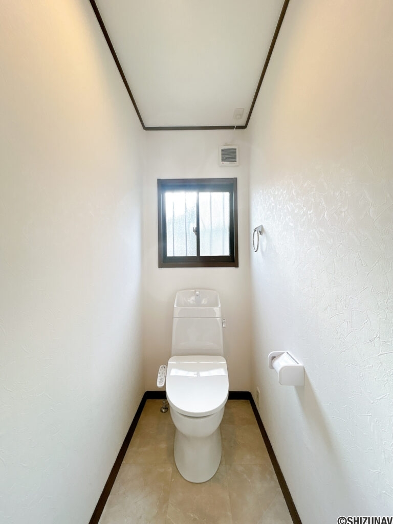 【リフォーム済み/1階トイレ】便器・便座は新品交換いたしました。タオルリング・ペーパーホルダーも合わせて交換いたしました。