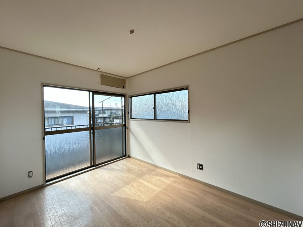 【リフォーム中／2階6帖洋室】2階6帖洋室は、クロスの張り替え、照明交換を行う予定です。