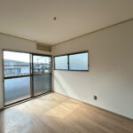 【リフォーム中／2階6帖洋室】2階6帖洋室は、クロスの張り替え、照明交換を行う予定です。