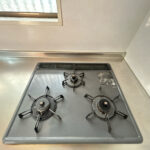【リフォーム前／キッチンコンロ】キッチンコンロは新品交換を行う予定です。