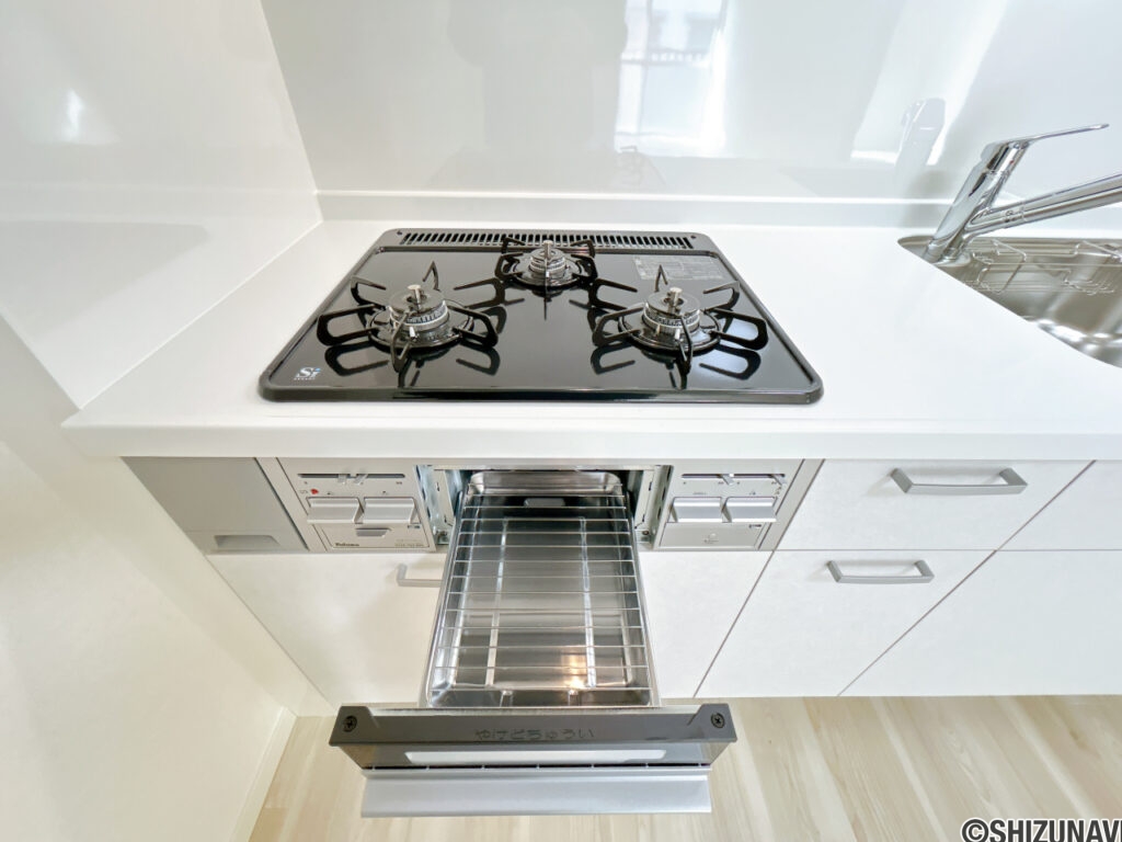 【リフォーム済み/キッチン】新品交換予定のキッチンは３口コンロで同時調理が可能。大きなお鍋を置いても困らない広さです。お手入れ簡単なコンロなのでうっかり吹きこぼしてもお掃除ラクラクです。