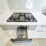 【リフォーム済み/キッチン】新品交換予定のキッチンは３口コンロで同時調理が可能。大きなお鍋を置いても困らない広さです。お手入れ簡単なコンロなのでうっかり吹きこぼしてもお掃除ラクラクです。