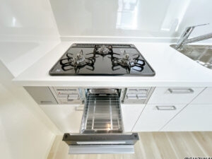 【リフォーム済み/キッチン】新品交換予定のキッチンは３口コンロで同時調理が可能。大きなお鍋を置いても困らない広さです。お手入れ簡単なコンロなのでうっかり吹きこぼしてもお掃除ラクラクです。