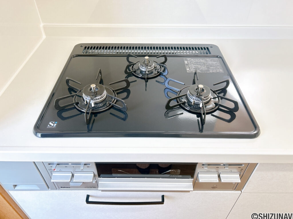 【リフォーム済み/キッチン】新品交換したキッチンは３口コンロで同時調理が可能。大きなお鍋を置いても困らない広さです。お手入れ簡単なコンロなのでうっかり吹きこぼしてもお掃除ラクラクです。