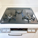 【リフォーム済み/キッチン】新品交換したキッチンは３口コンロで同時調理が可能。大きなお鍋を置いても困らない広さです。お手入れ簡単なコンロなのでうっかり吹きこぼしてもお掃除ラクラクです。