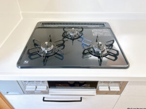 【リフォーム済み/キッチン】新品交換したキッチンは３口コンロで同時調理が可能。大きなお鍋を置いても困らない広さです。お手入れ簡単なコンロなのでうっかり吹きこぼしてもお掃除ラクラクです。