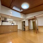 リビングダイニングです。天窓から優しく光が差し込みます。