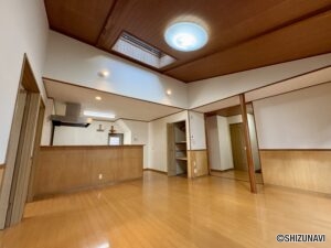 リビングダイニングです。天窓から優しく光が差し込みます。