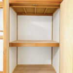 【リフォーム済み/和室収納】収納扉が開き戸なので、お布団などの大きな衣類関係も取り出しやすいですね。