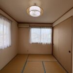 二階の和室です。こちらにも収納がございます。