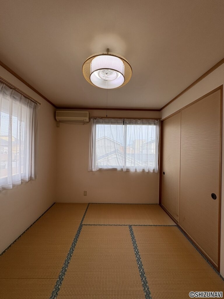 二階の和室です。こちらにも収納がございます。