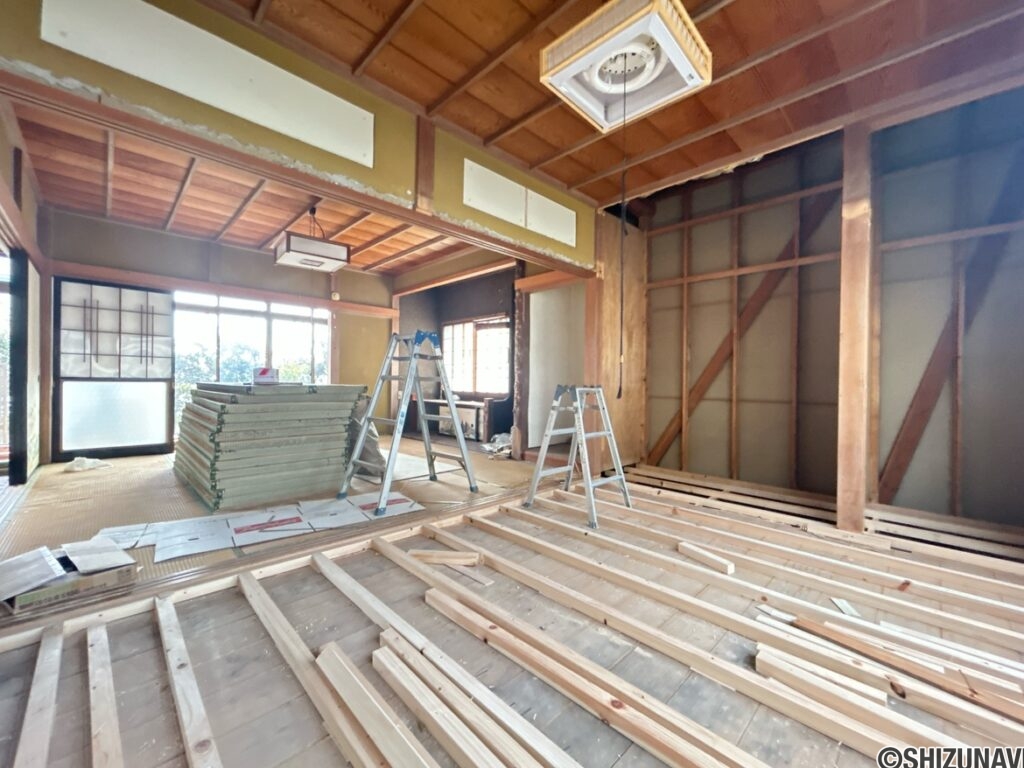 【リフォーム中/西側6帖洋室】現在は和室ですが、フローリング仕上げ、壁紙張替え、照明器具交換、扉を交換し、洋室へと変更します。