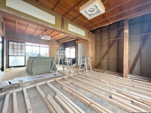 【リフォーム中/西側6帖洋室】現在は和室ですが、フローリング仕上げ、壁紙張替え、照明器具交換、扉を交換し、洋室へと変更します。