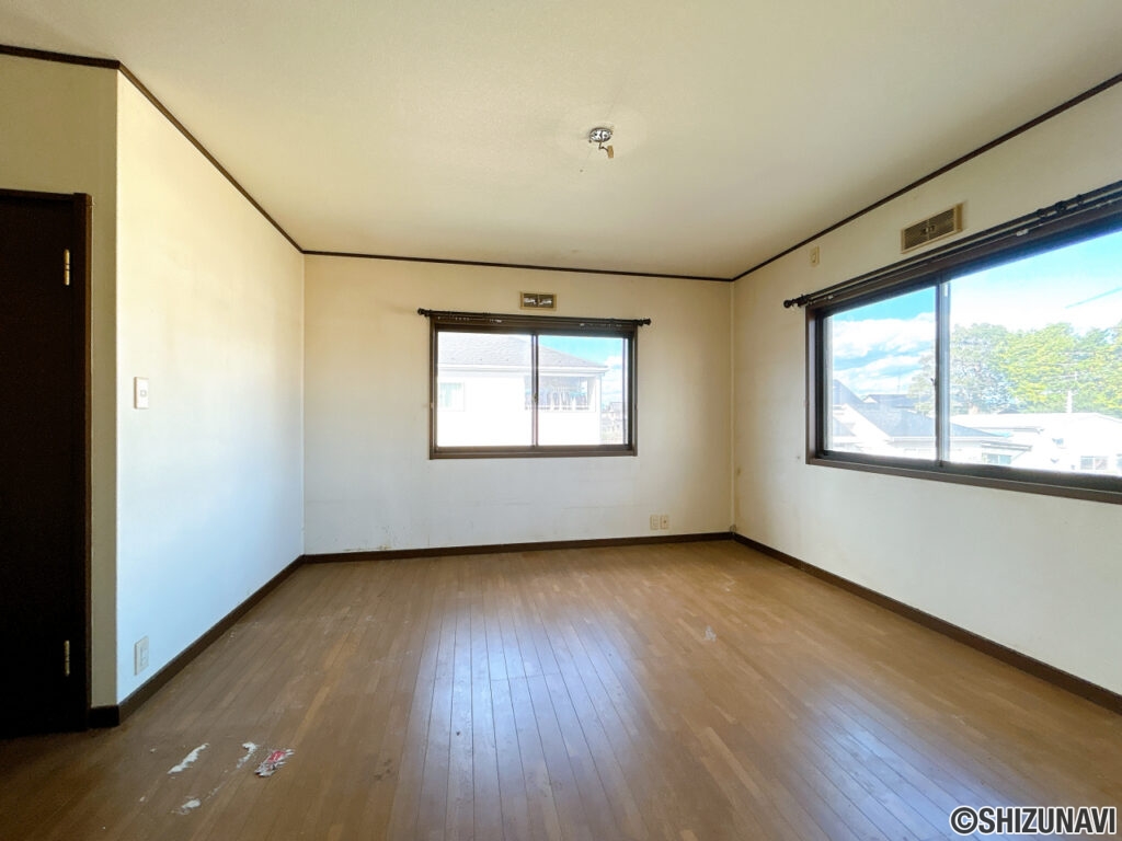 【リフォーム前／2階ホール】階段を上がってすぐにホールスペースがあります。ファミリークローゼットや共有書斎など、皆様の生活スタイルによって使い分けてください。