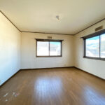 【リフォーム前／2階ホール】階段を上がってすぐにホールスペースがあります。ファミリークローゼットや共有書斎など、皆様の生活スタイルによって使い分けてください。