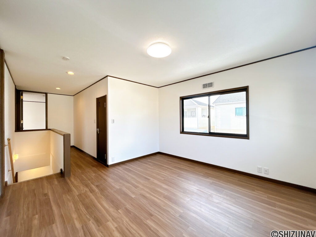 【リフォーム済み／2階ホール】階段を上がってすぐにホールスペースがあります。ファミリークローゼットや共有書斎など、皆様の生活スタイルによって使い分けてください。