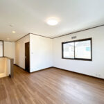 【リフォーム済み／2階ホール】階段を上がってすぐにホールスペースがあります。ファミリークローゼットや共有書斎など、皆様の生活スタイルによって使い分けてください。