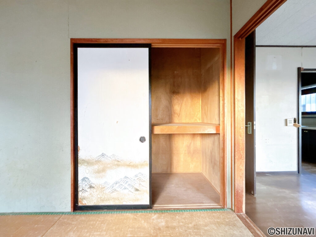 【1階和室収納】