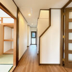 【リフォーム済み／1階廊下】廊下はフロアタイル上張り、クロス貼替え、照明交換を行いました。