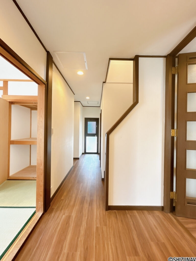 【リフォーム済み／1階廊下】廊下はフロアタイル上張り、クロス貼替え、照明交換を行いました。