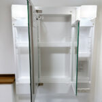 【リフォーム済み/洗面化粧台】洗面化粧台は鏡の後ろが全て収納になっています。ご家族皆様の化粧品や歯ブラシなどをしまっていただけます。