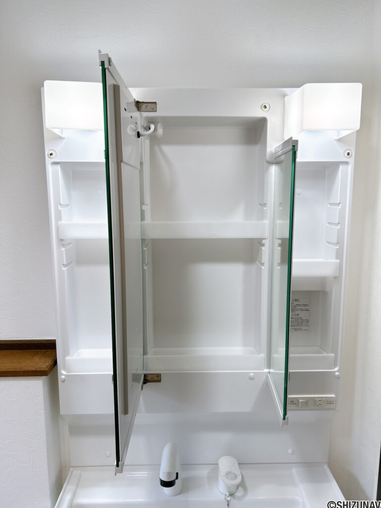 【リフォーム済み/洗面化粧台】洗面化粧台は鏡の後ろが全て収納になっています。ご家族皆様の化粧品や歯ブラシなどをしまっていただけます。