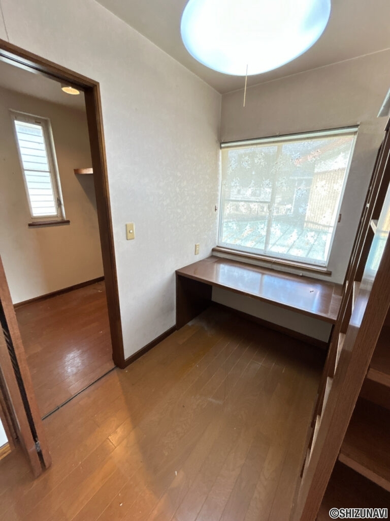 【2階東側洋室書斎】