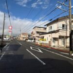 前面道路(南側から撮影)　下川原2丁目戸建て　中古住宅