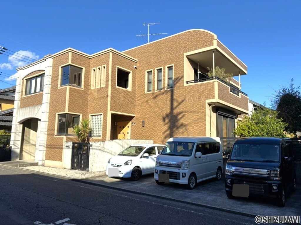 タイル貼りのお洒落な外観