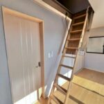 屋根裏への折り畳み式はしご