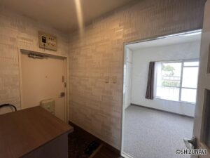 北側約5帖と玄関の写真です。