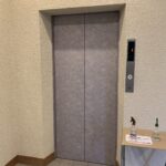 エスカレーターです。中から浜名湖が見えます。