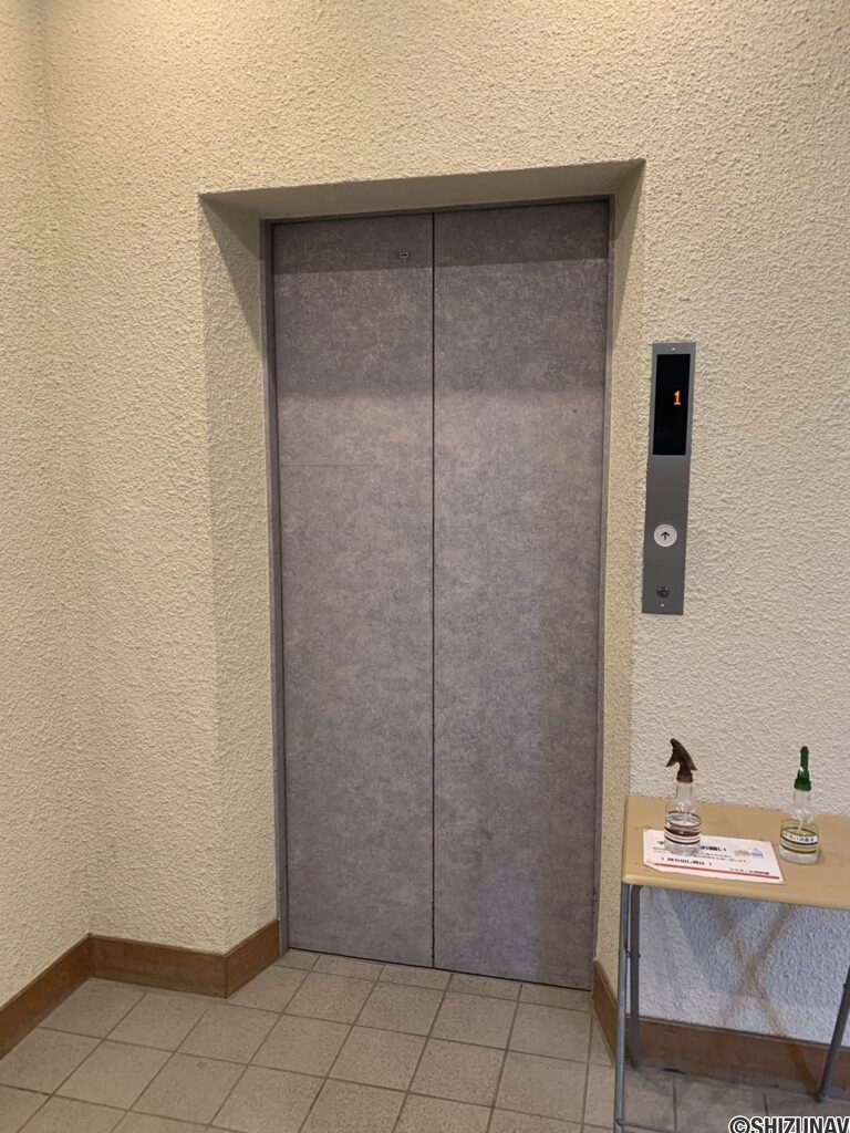 エスカレーターです。中から浜名湖が見えます。