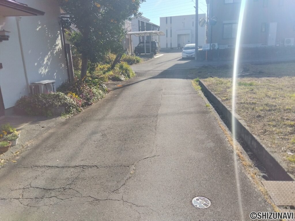 本物件前面道路、富士宮市道、本物件は右側