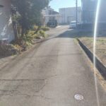 本物件前面道路、富士宮市道、本物件は右側