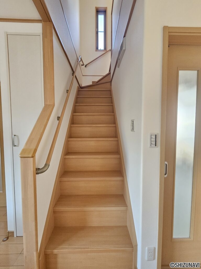 2階へ続く階段