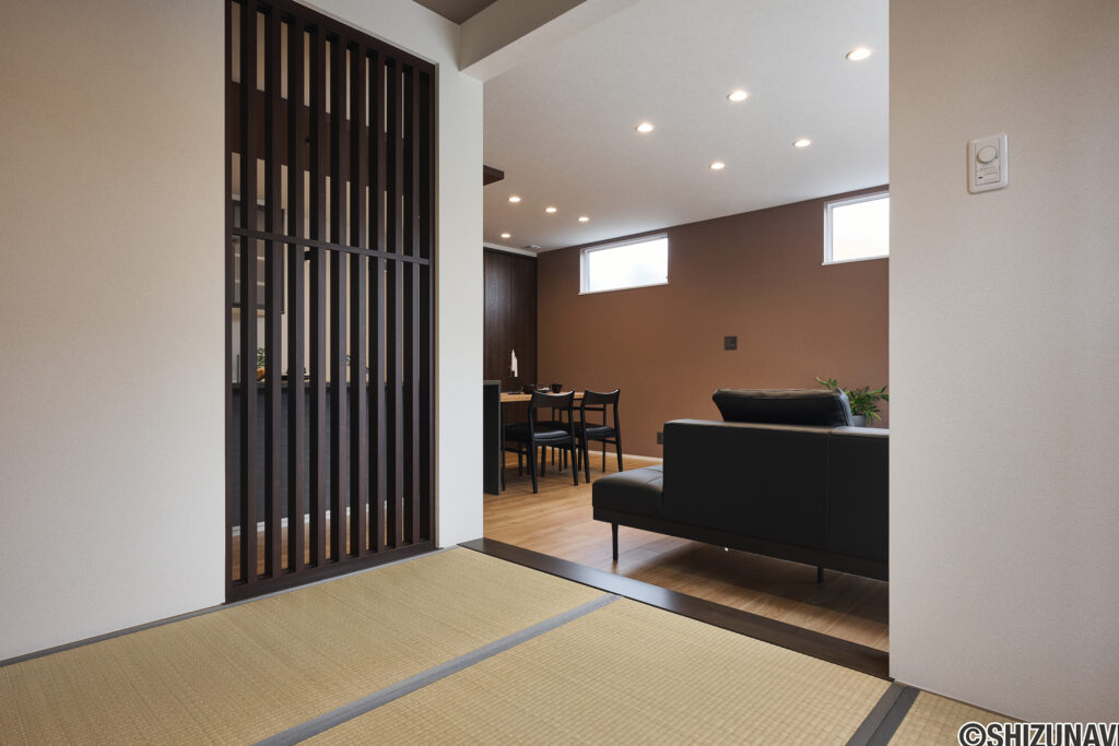 縦格子の建具が視線をやわらかくつなぐ和室。落ち着いた色調のLDKと調和し、シックモダンな空間を演出します。