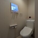 2階トイレ：小窓付きで開放的ですね！